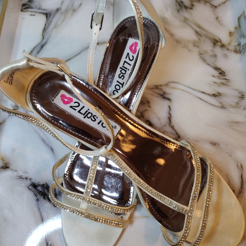 2 Lips Too Ivory Satin Rhinestone Cocktail Shoes Size 10